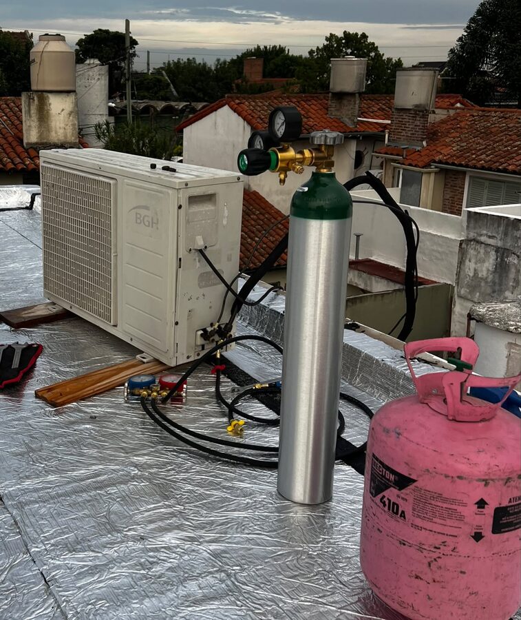 Carga de gas refrigerante